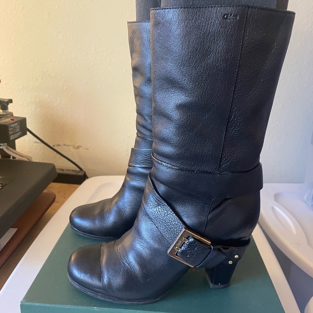 Black Heeled Boots with Rounded Toe and Decorative Buckle